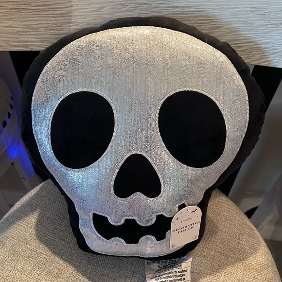 NWT Target Halloween Throw Pillow Skeleton head👻 - Picture 1 of 2